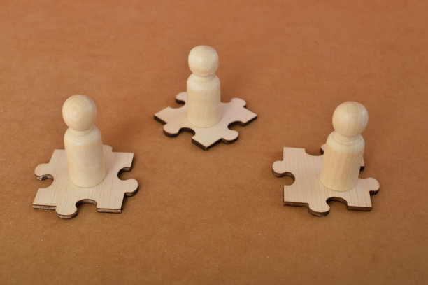 领导者为人群指明方向，展示影响力，并赋予他人权力。图片下载