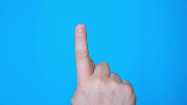 近距离观看男性手触摸，点击与手指在蓝色铬屏幕。图片下载