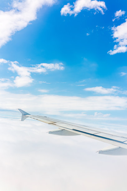 从飞机窗口可以看到美丽的多云天空和机翼图片下载