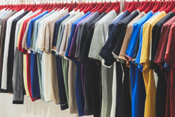 服装架上的时尚服装特写彩虹色的时尚女性服装的选择在商店的衣架上夏天的家庭衣柜。t恤图片下载