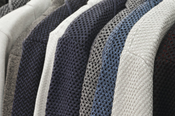 时尚的衣服上的衣服架-鲜艳多彩的衣柜。近距离彩虹色的时尚女装选择在商店衣柜衣架或春季大扫除的概念。夏季家庭衣柜。运动衫图片下载