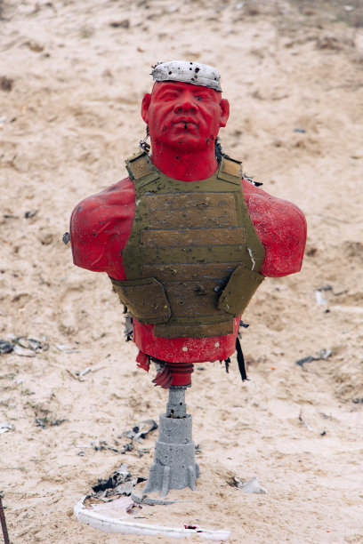 穿着防弹衣的假人在训练靶场被枪射穿。图片下载