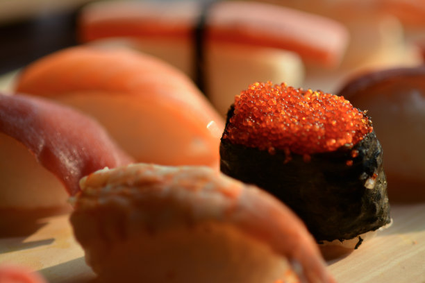 一套握寿司和手卷寿司图片下载