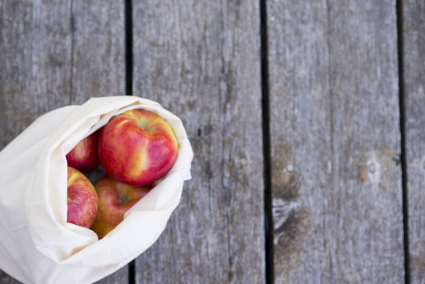 从农贸市场买来的装满苹果的布袋图片下载