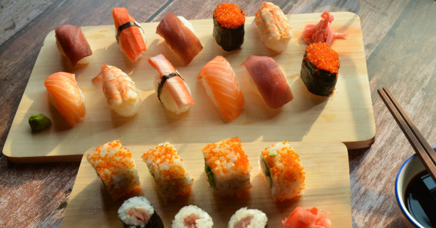 一套握寿司和手卷寿司图片下载