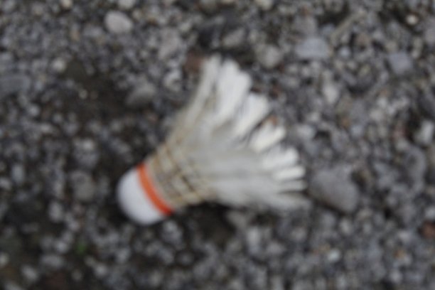 地上的毽子看起来很模糊图片下载