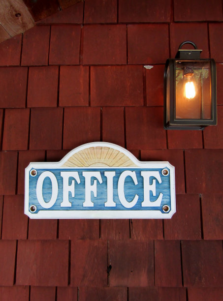 复古木制办公室唱和户外灯笼附在瓦墙图片下载