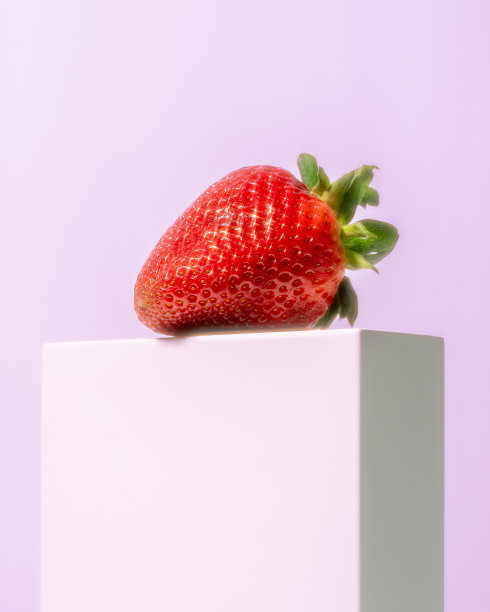 柱子上孤零零的草莓图片下载