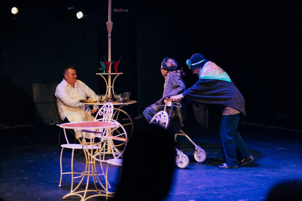 三个喜剧演员在剧院舞台上表演一出戏图片下载