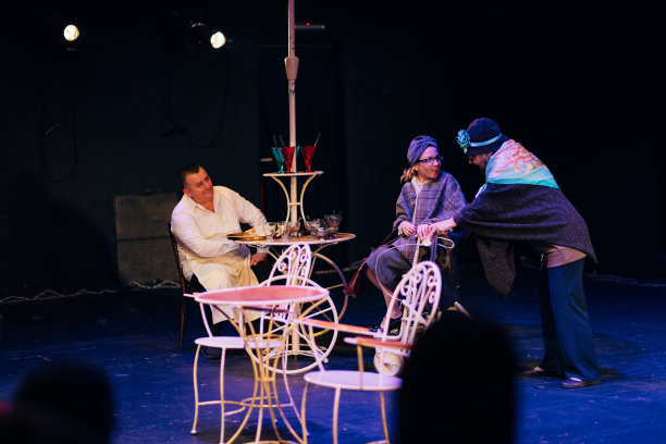 三位职业女演员在剧院里表演一出戏，逗得观众捧腹大笑图片下载