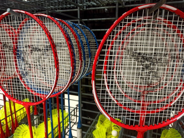 体育用品商店里的羽毛球拍和羽毛球图片下载