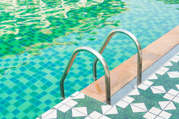 酒店有楼梯的蓝色游泳池图片下载