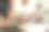 导师指着平板电脑，给专注的少女上私人教育课。家庭教育与教育理念。图片下载