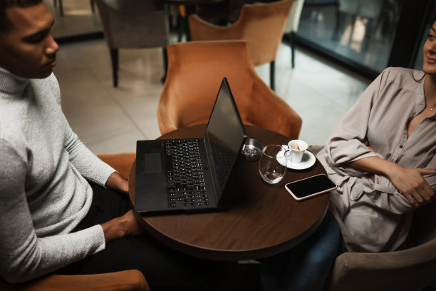 朋友们下班后在咖啡馆。商务同事在餐厅边喝咖啡边用笔记本电脑工作。图片下载