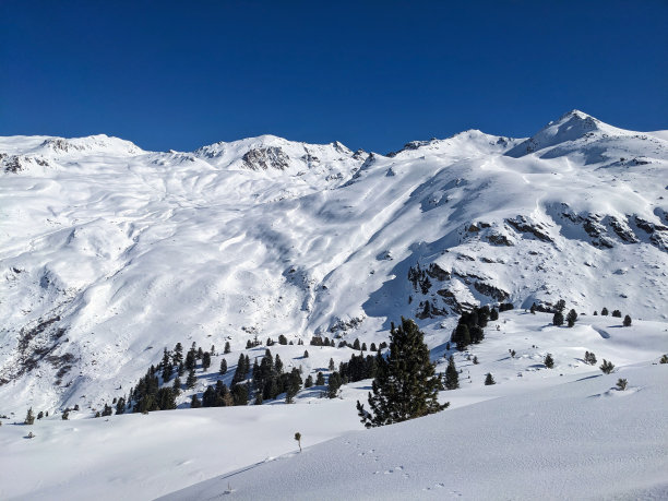 Ski tour on the Sentisch Horn with a view of the Wägerhus on the Flüela pass route. Ski mountaineering in a beautiful mountain landscape图片下载