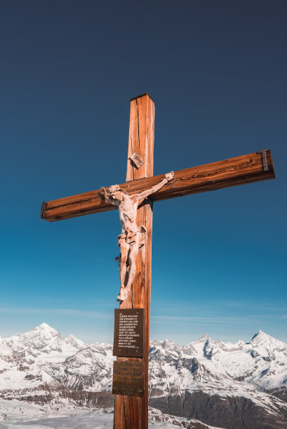 从瑞士马特洪峰冰川天堂的露台上俯瞰瑞士阿尔卑斯山的全景。图片下载