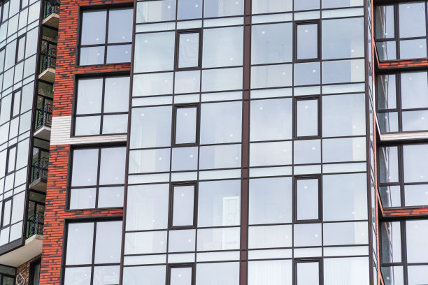 带有大窗户的现代豪华住宅。新多户住宅建筑的外观图片下载