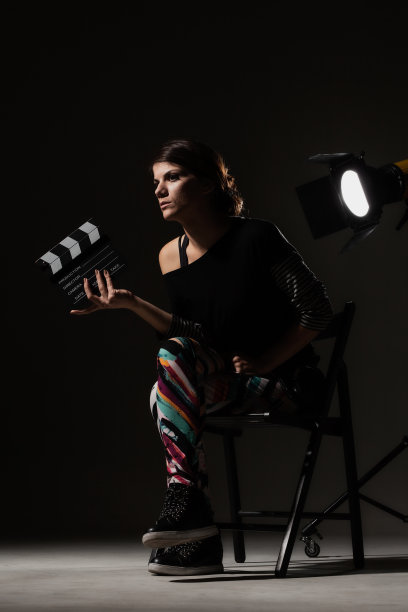 女性电影导演。女孩在片场抱着隔板。图片下载