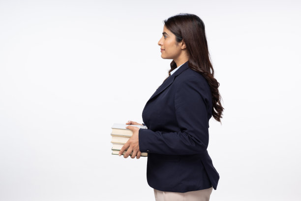 年轻女子的肖像欢快地拿着书拷贝空间在白色背景的股票照片图片下载