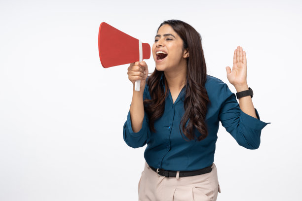 女商人尖叫的扩音器上白色背景的股票照片图片下载