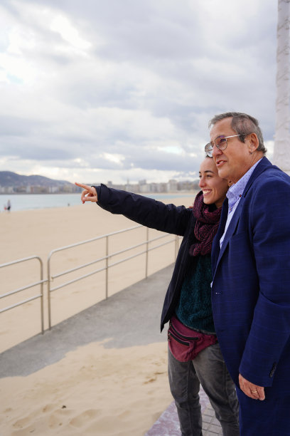 做生意的爸爸和女儿在外面深情地指指点点。单亲家庭。父亲节图片下载