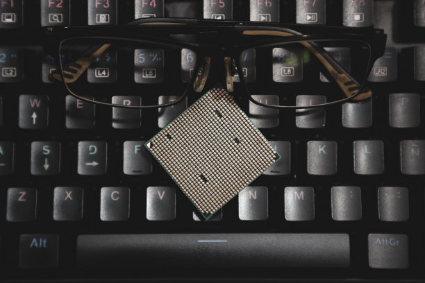 工作台，咖啡杯和盘子上的微处理器。计算机屏幕与编程文本，CMD，键盘和睡眠眼镜，编程概念和计算机科学图片下载