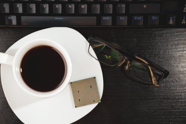 工作台，咖啡杯和盘子上的微处理器。计算机屏幕与编程文本，CMD，键盘和睡眠眼镜，编程概念和计算机科学图片下载