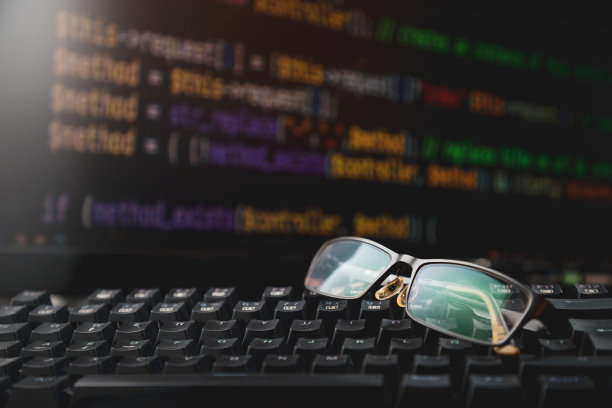 工作台，咖啡杯和盘子上的微处理器。计算机屏幕与编程文本，CMD，键盘和睡眠眼镜，编程概念和计算机科学图片下载