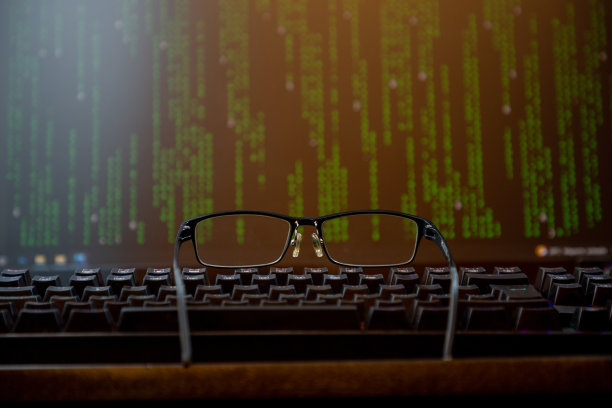 工作台，咖啡杯和盘子上的微处理器。计算机屏幕与编程文本，CMD，键盘和睡眠眼镜，编程概念和计算机科学图片下载