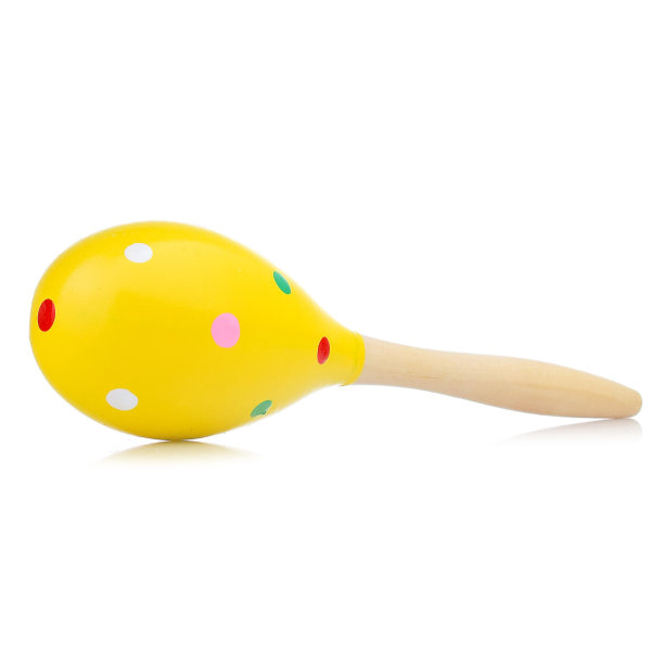 木制彩色婴儿拨浪鼓孤立在白色背景。明亮的沙球适合孩子玩。能集中注意力的玩具图片下载