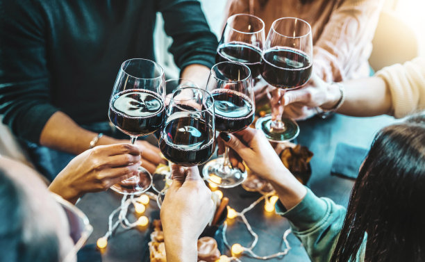 一群朋友敬酒坐在酒吧餐厅的桌子上-千禧一代一起享受晚餐派对-生活方式的概念与男孩和女孩在周末出去玩图片下载