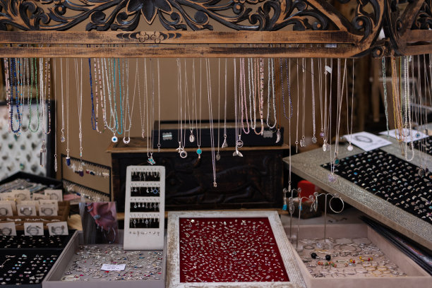 在集市上，街上的商店出售珠宝:链子、戒指和手镯。图片下载