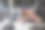 女商人在电脑上使用虚拟卡片工作。图片下载
