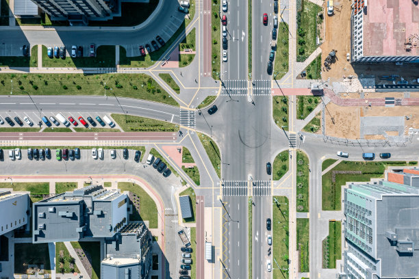 阳光明媚的夏日，城市十字路口的鸟瞰图图片下载