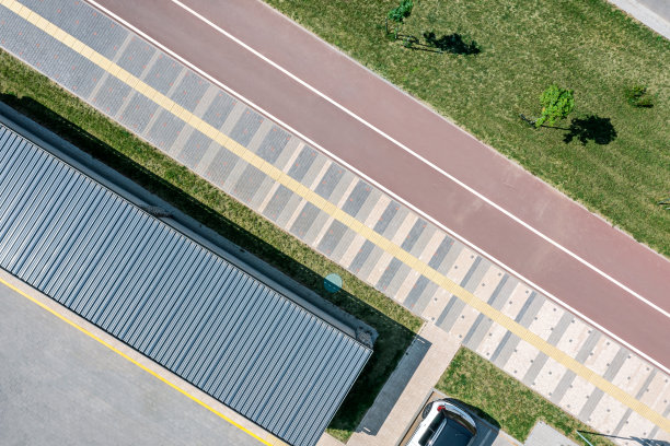 自行车道和人行道。现代城市建筑。航拍照片。图片下载