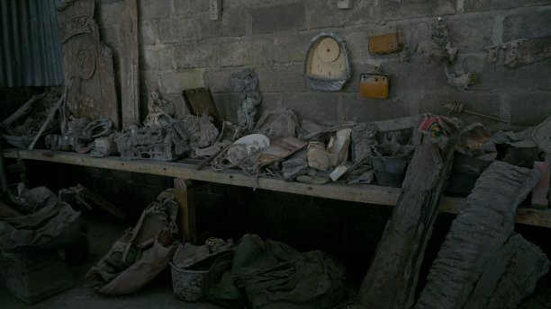 由于火山爆发灾难而被摧毁的家庭物品图片下载