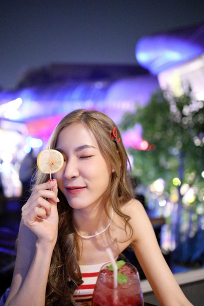 旅行中的女孩图片下载