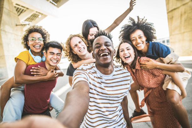 快乐的多元文化朋友在城市街道上自拍-大学生在大学校园里玩得开心-男孩和女孩一起闲逛的生活方式概念图片下载