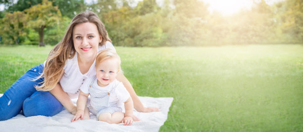 孩子和母亲在公园享受夏日的横幅。图片下载