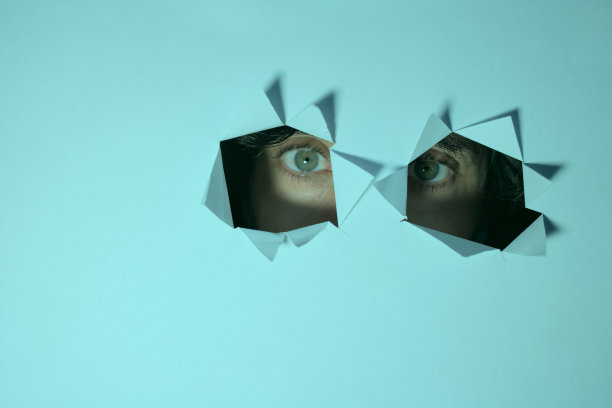 两只隐藏的眼睛在窥探图片下载