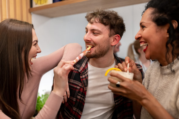 两代人在家里聚会图片下载