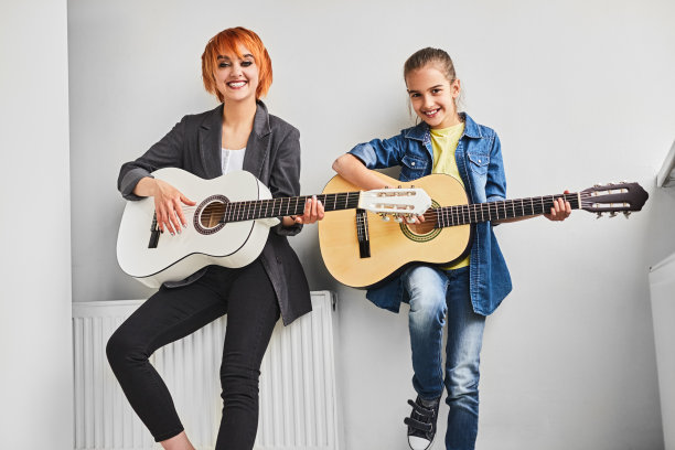 正面的老师和学生带着吉他图片下载