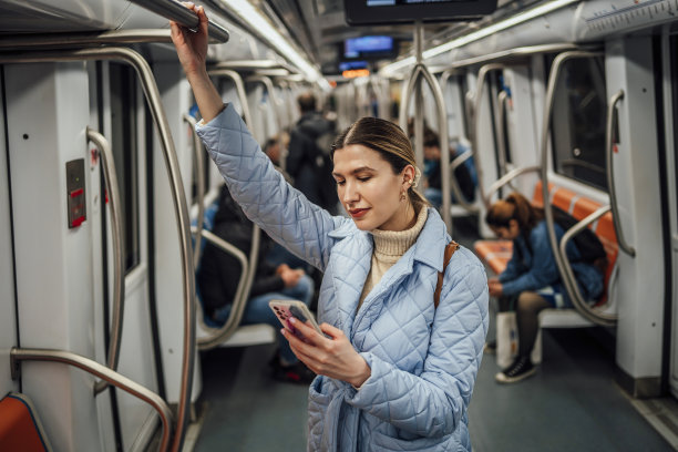 一名女子在地铁上打电话图片下载