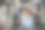 一名女子在地铁上打电话图片下载
