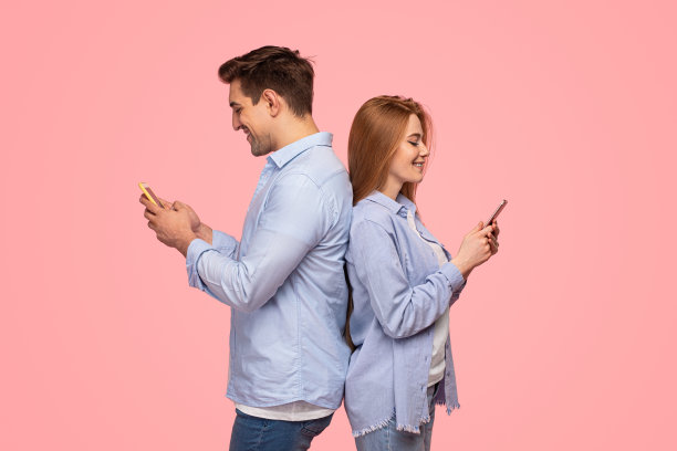 快乐的年轻夫妇使用手机图片下载