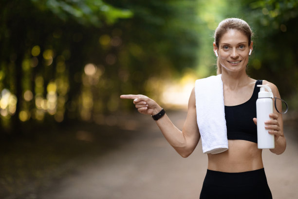 运动的女人与一瓶水指向复制空间图片下载