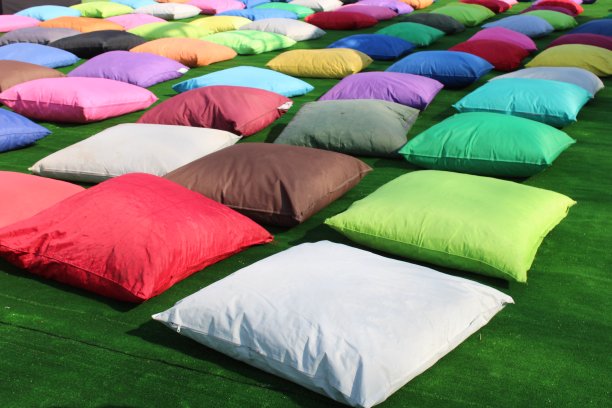 草坪上的一片枕头，前面是一片绿色的草坪。图片下载