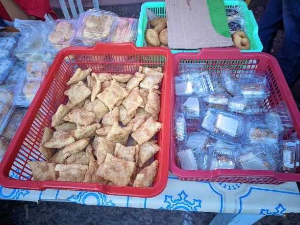 在斋月期间，takjil市场上展示的各种各样的篮子里的蛋糕，这是一种打破斋戒的食物图片下载