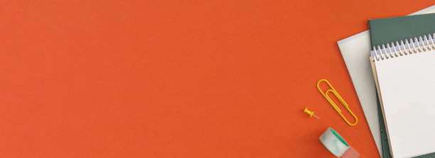 红色背景的学校文具。带有复制空间的俯视图。平的。回到学校的概念。图片下载