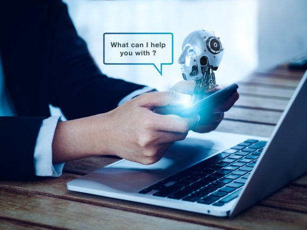 人工智能，AI聊天机器人技术概念。虚拟人形机器人头带语音气泡出现在手机上，智能应用和会话助手自动服务。图片下载